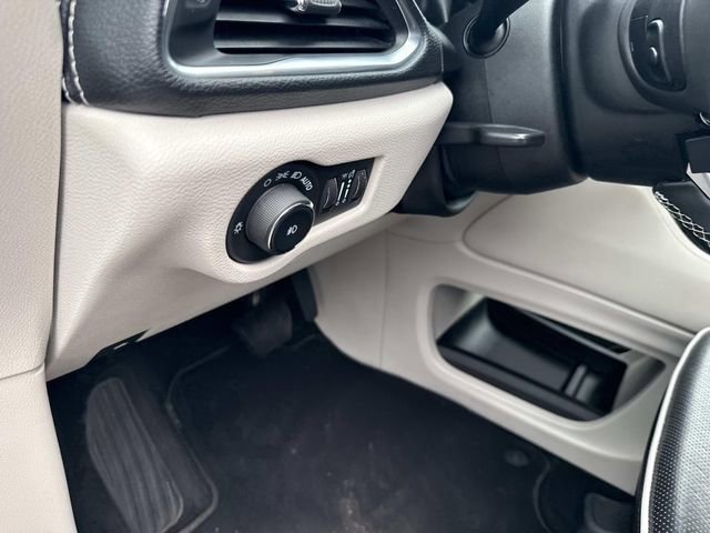 Used 2023 Chrysler Pacifica Limited image 25