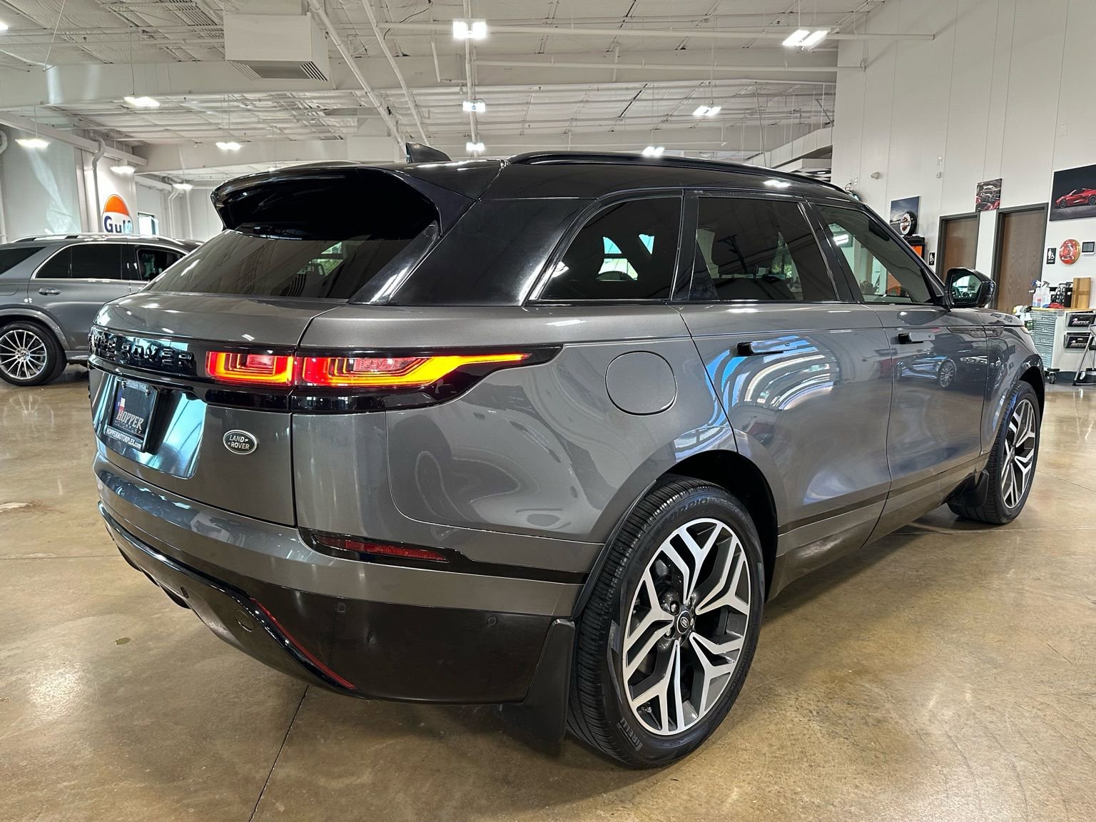 Used 2019 Land Rover Range Rover Velar R-Dynamic SE image 8