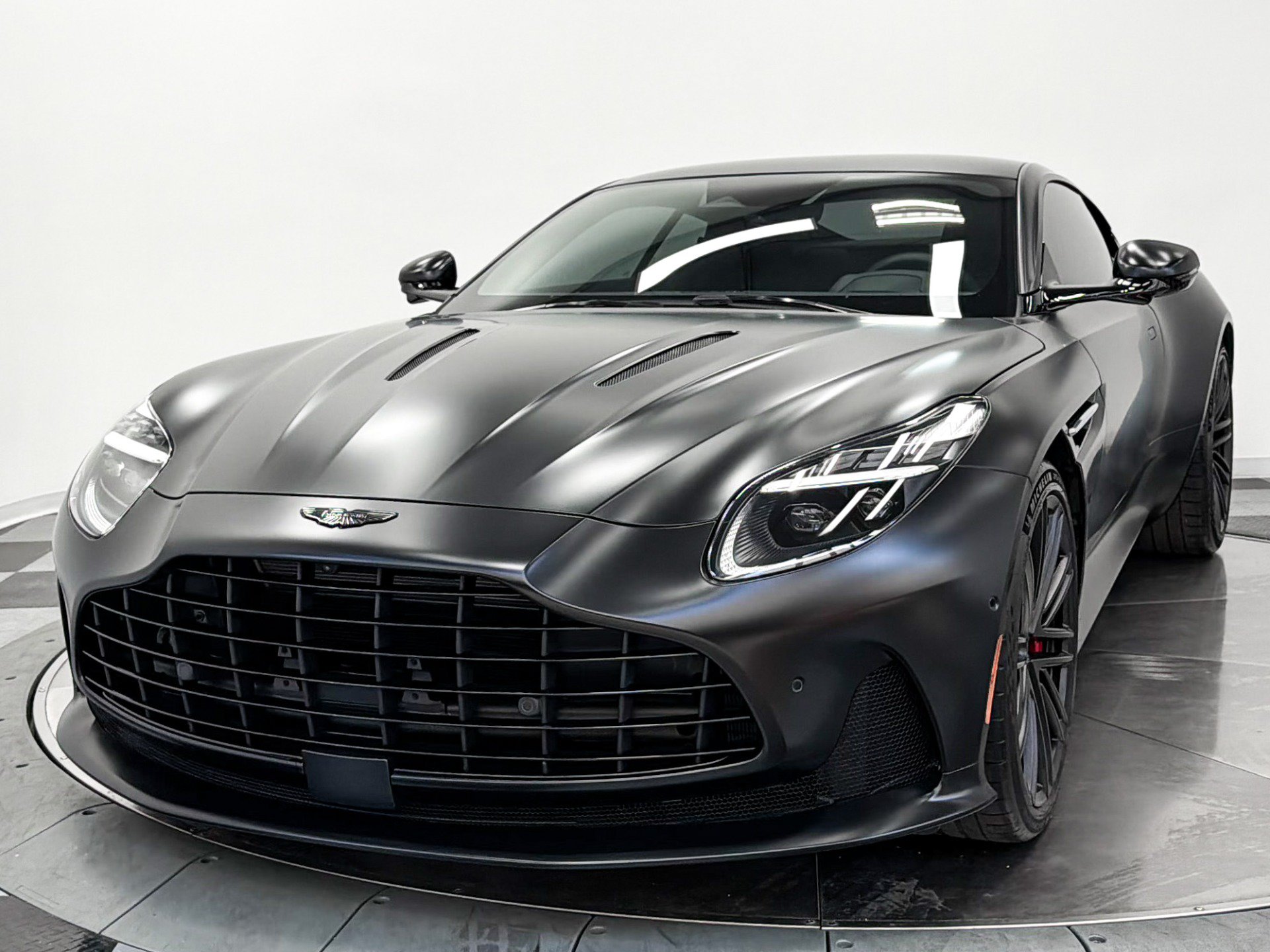 Used 2025 Aston Martin DB12 Coupe RWD image 3