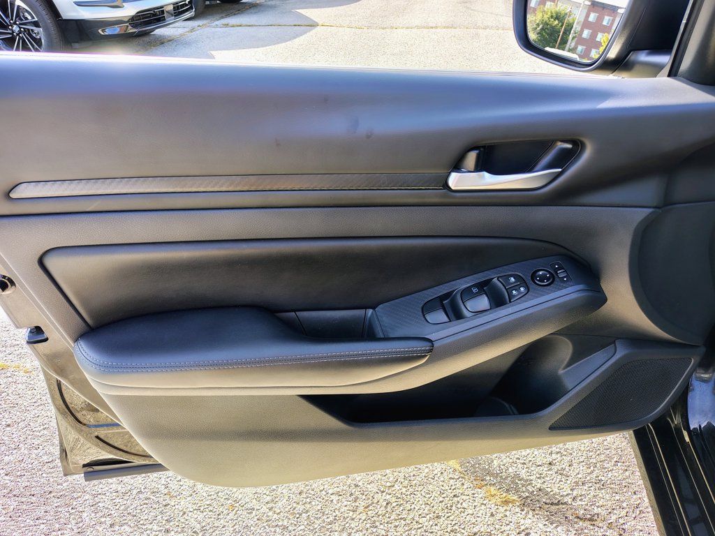 Used 2024 Nissan Altima 2.5 SV FWD image 14