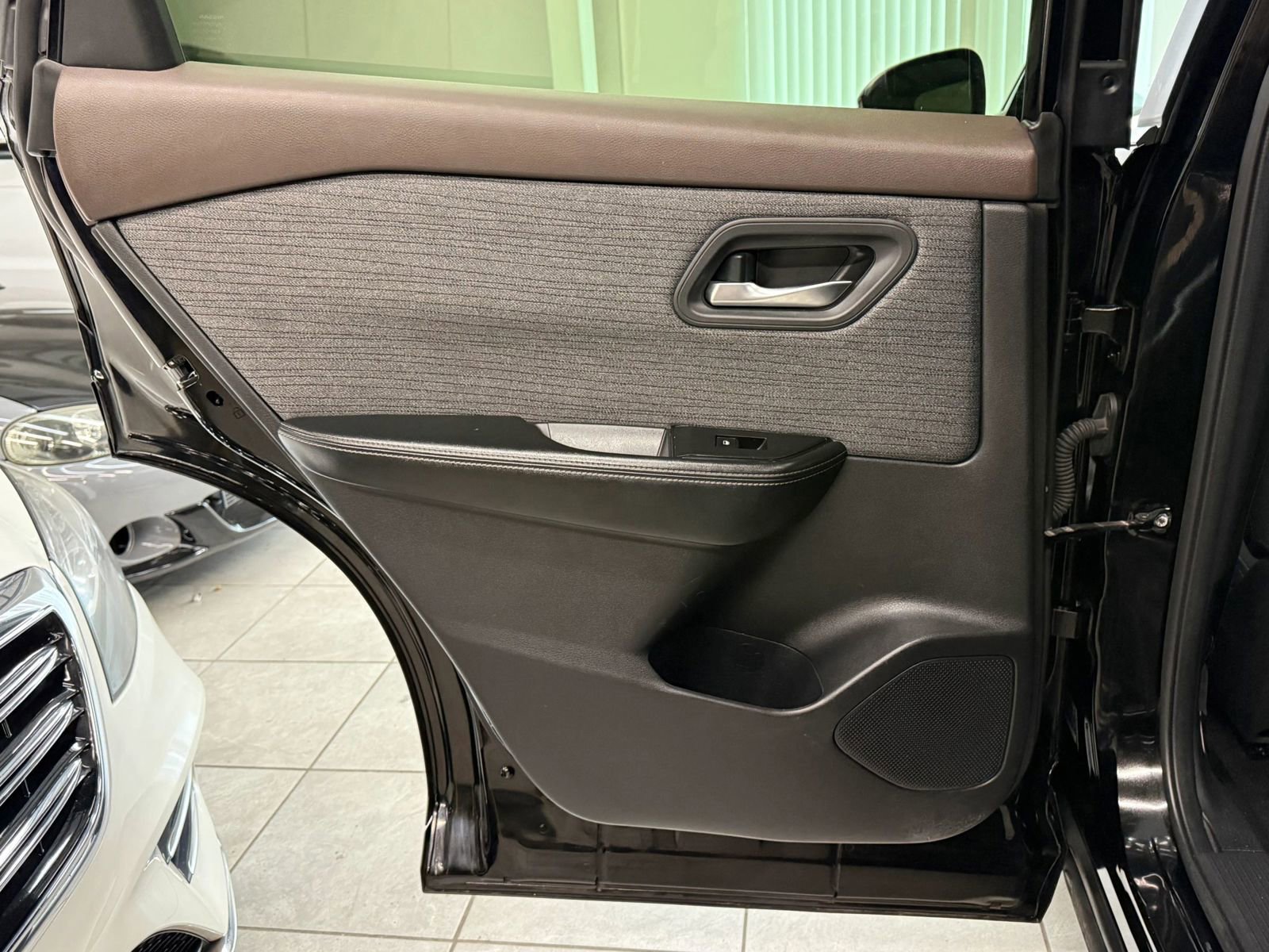 Used 2023 Nissan Rogue SV image 17