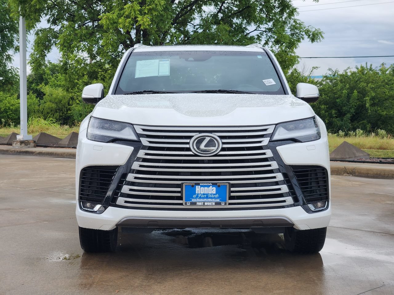 Used 2023 Lexus LX 600 4WD w/ Luxury Package image 2