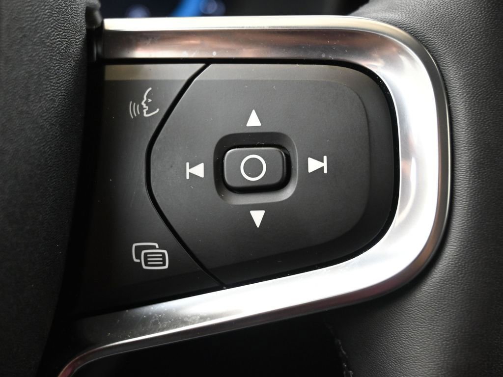 Certified 2025 Volvo XC40 B5 Core image 28