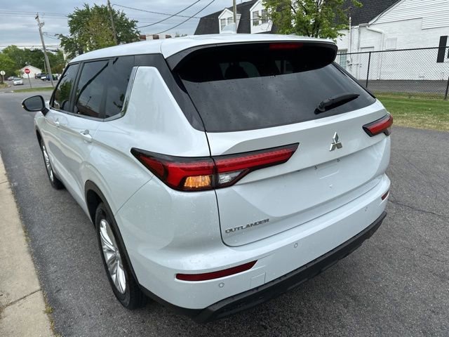 Used 2023 Mitsubishi Outlander ES AWD/4WD image 14