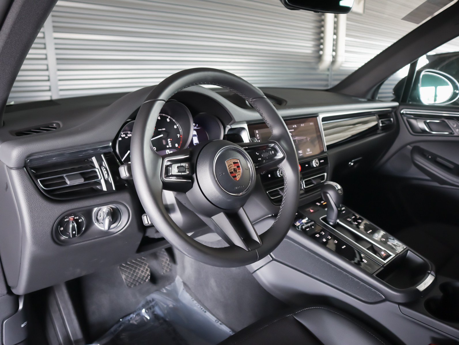 Certified 2026 Porsche Macan AWD/4WD image 4