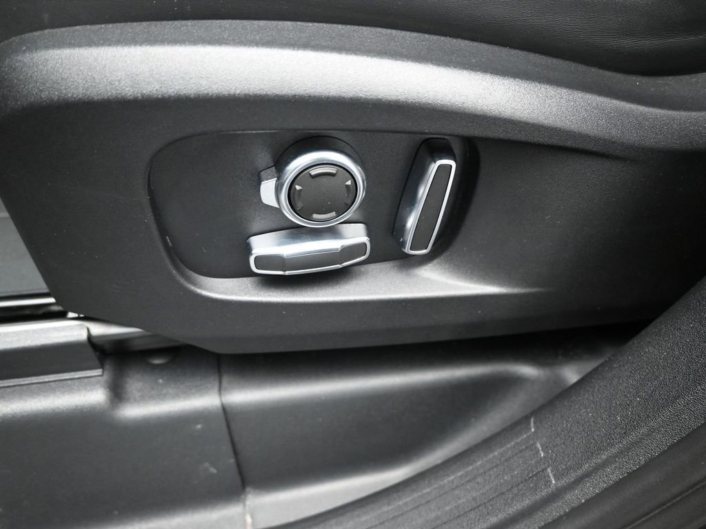 Used 2023 Land Rover Defender 130 X-Dynamic SE image 13