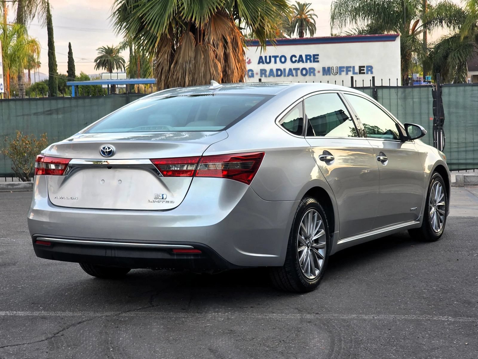 Used 2016 Toyota Avalon Limited w/ Toyota Safety Sense Package FWD image 3