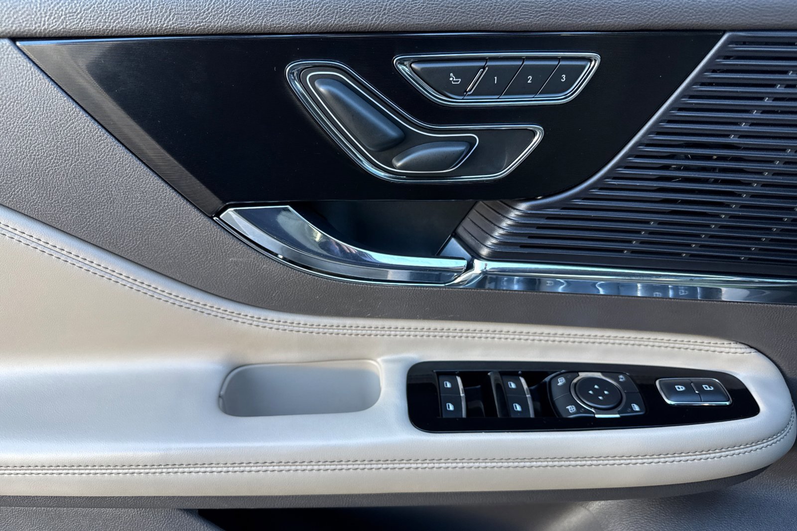 Certified 2021 Lincoln Corsair AWD w/ Equipment Group 101A image 11