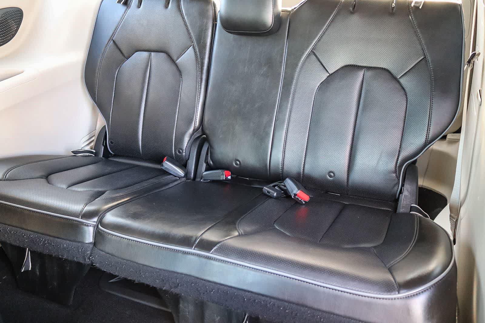 Used 2019 Chrysler Pacifica Limited w/ Advanced Safetytec Group FWD image 18
