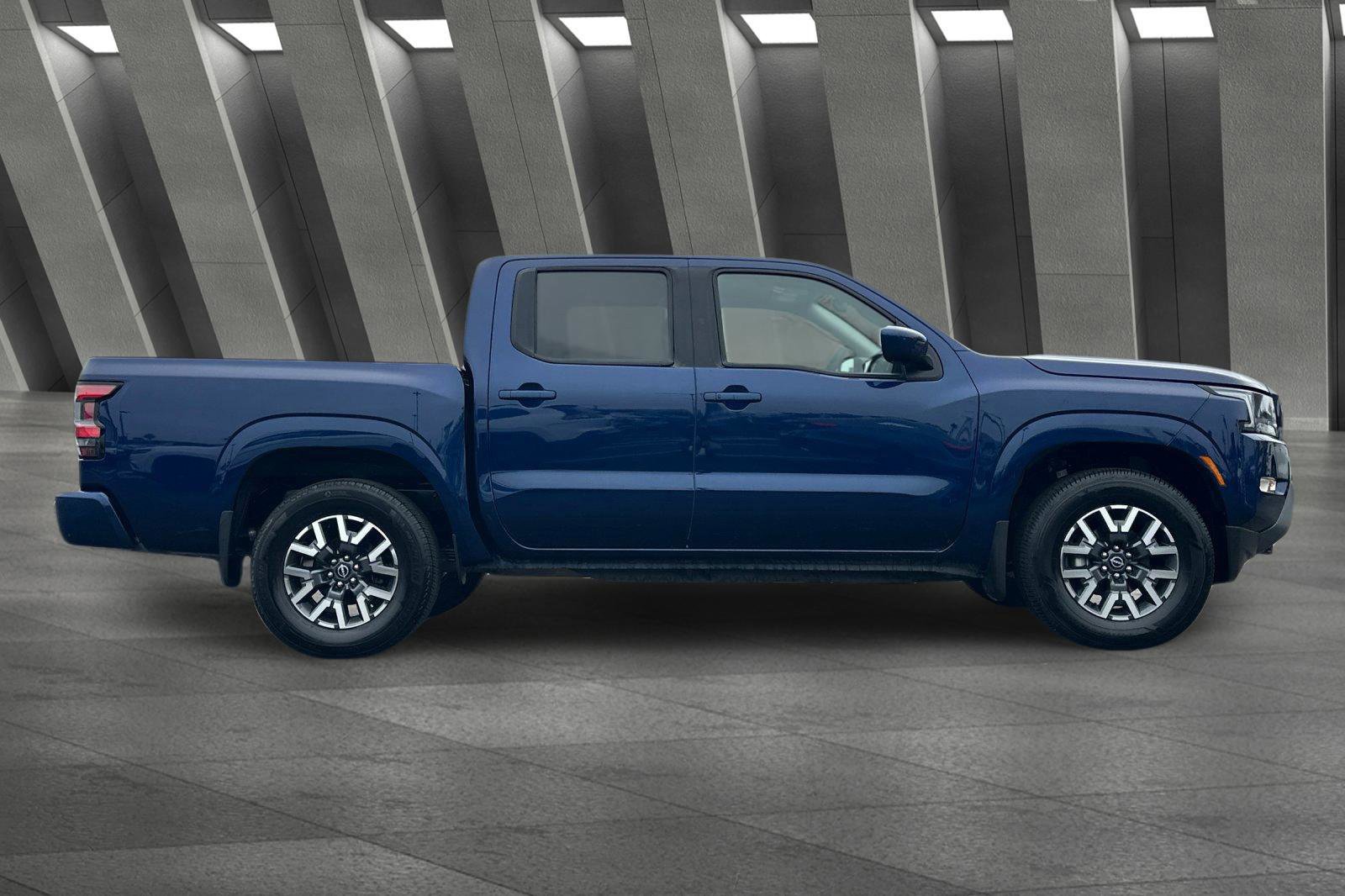 Used 2022 Nissan Frontier SV image 3