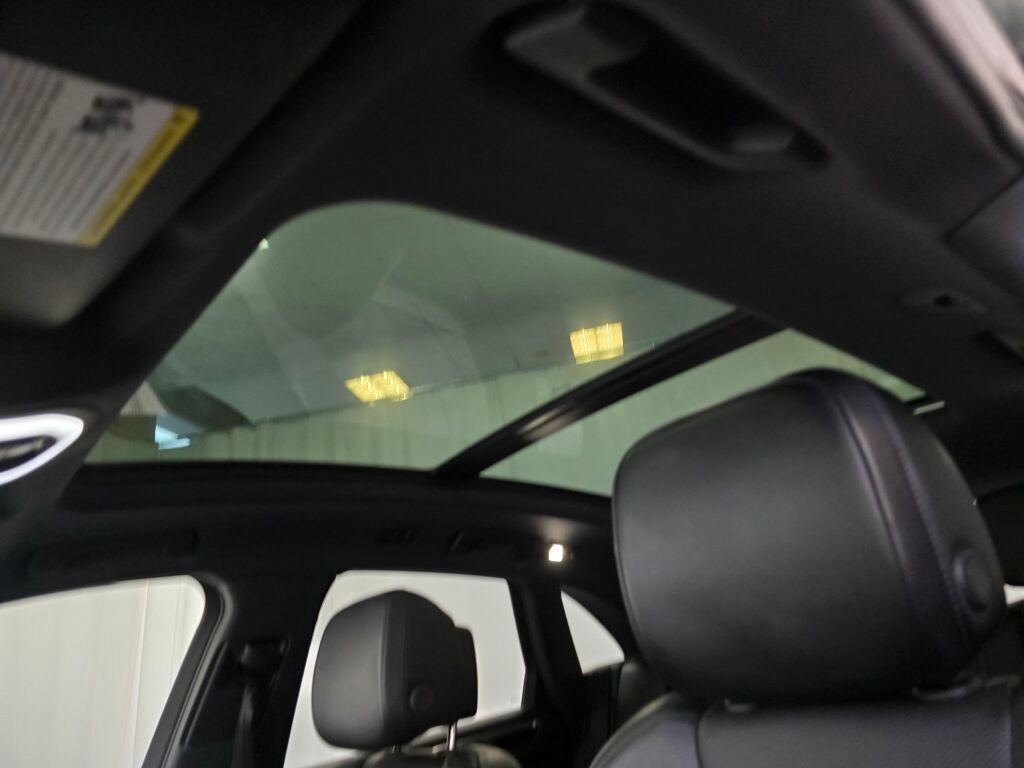 Certified 2024 Porsche Macan image 32