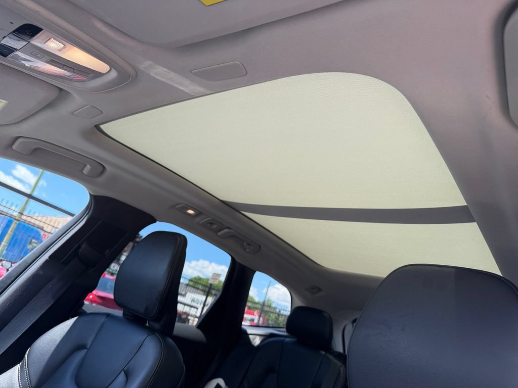 Used 2025 Volvo XC60 B5 Core AWD/4WD image 30