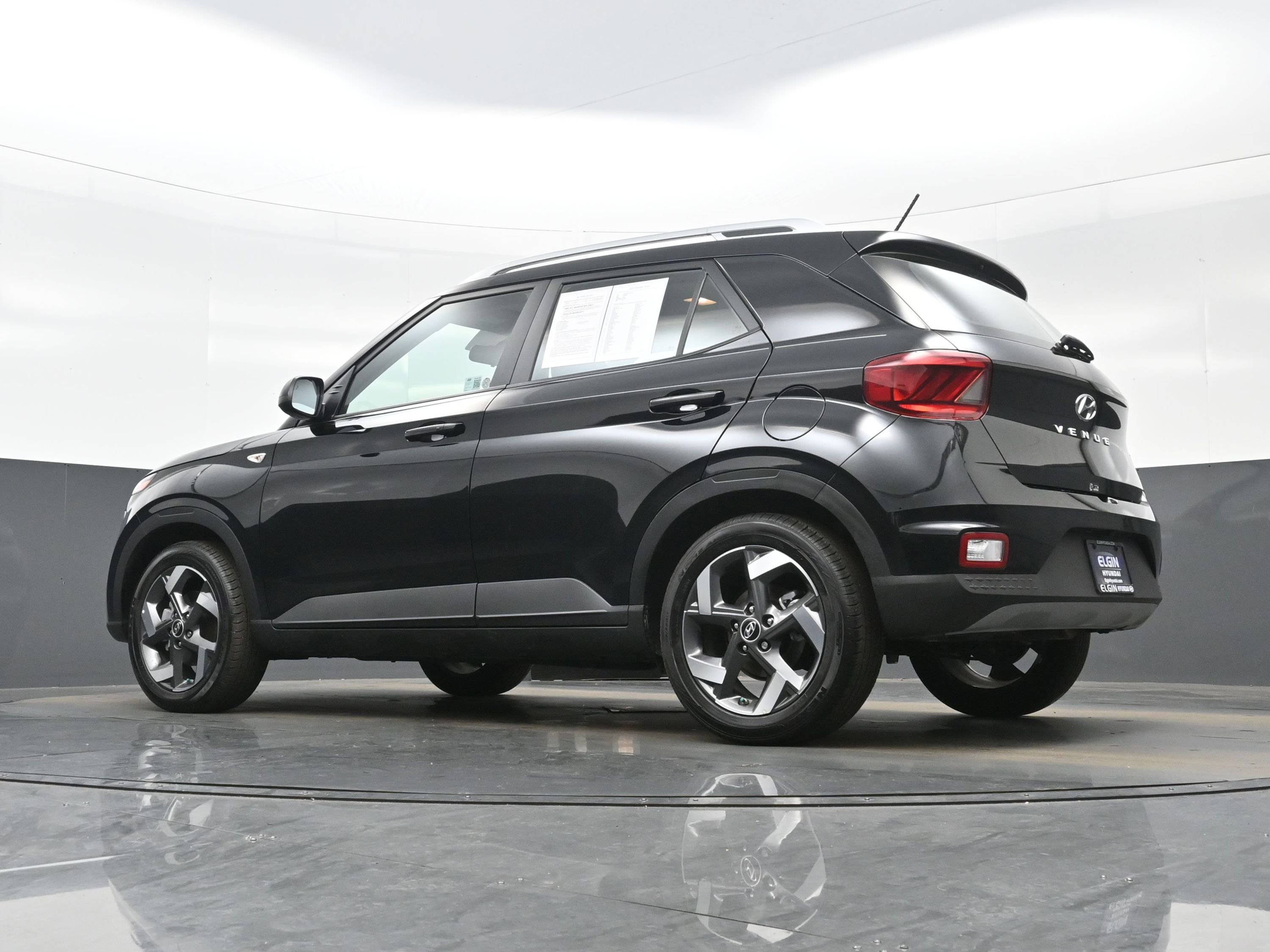 Certified 2025 Hyundai Venue SEL image 28