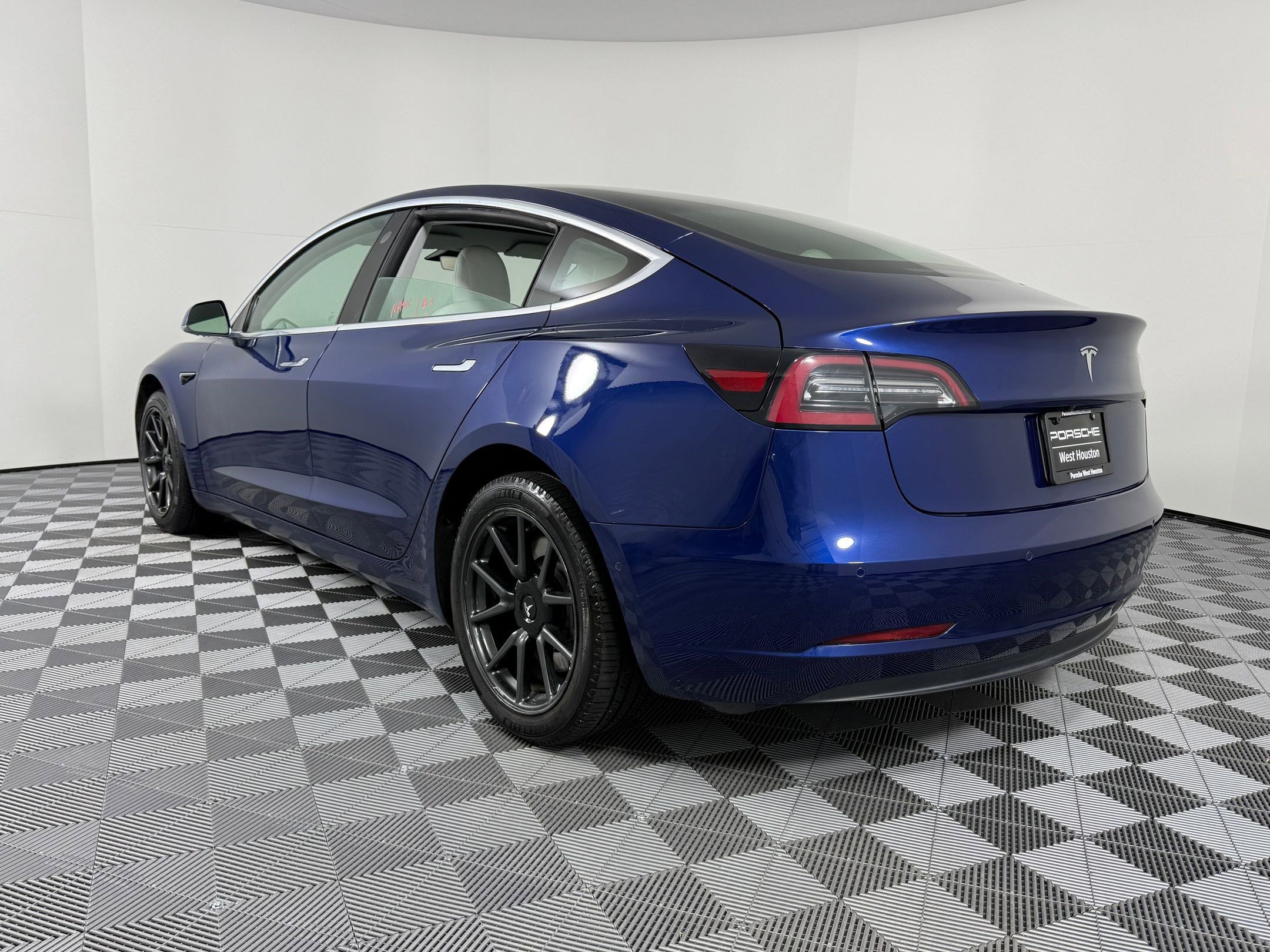 Used 2019 Tesla Model 3 Mid Range image 3