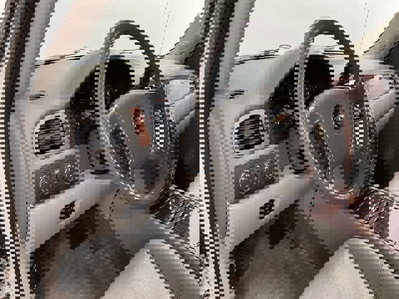 Used 2012 Chevrolet Avalanche LTZ image 2