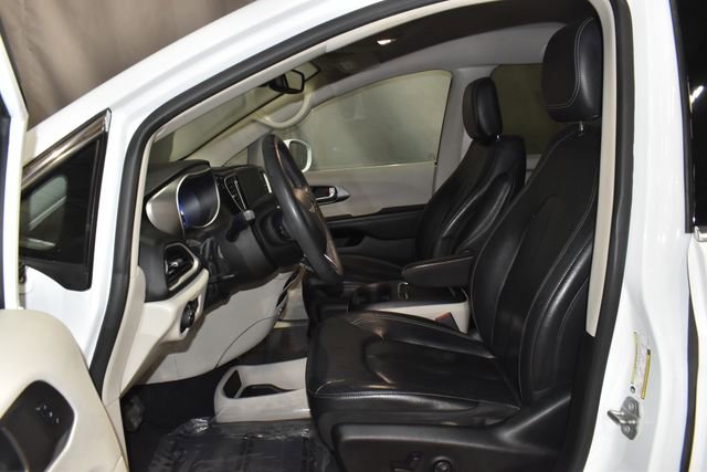 Certified 2022 Chrysler Pacifica Touring-L image 12