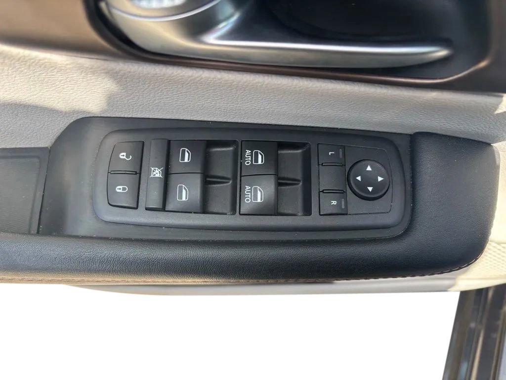 Used 2017 Chrysler Pacifica Touring w/ Tire & Wheel Group FWD image 19