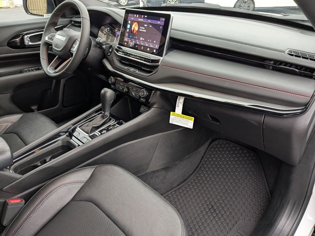 Used 2025 Jeep Compass Trailhawk image 30