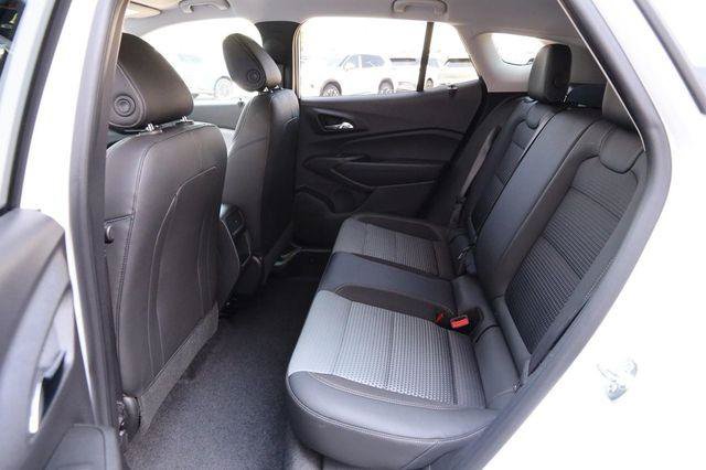 Used 2025 Chevrolet Trax LT w/ LT Convenience Package FWD image 9