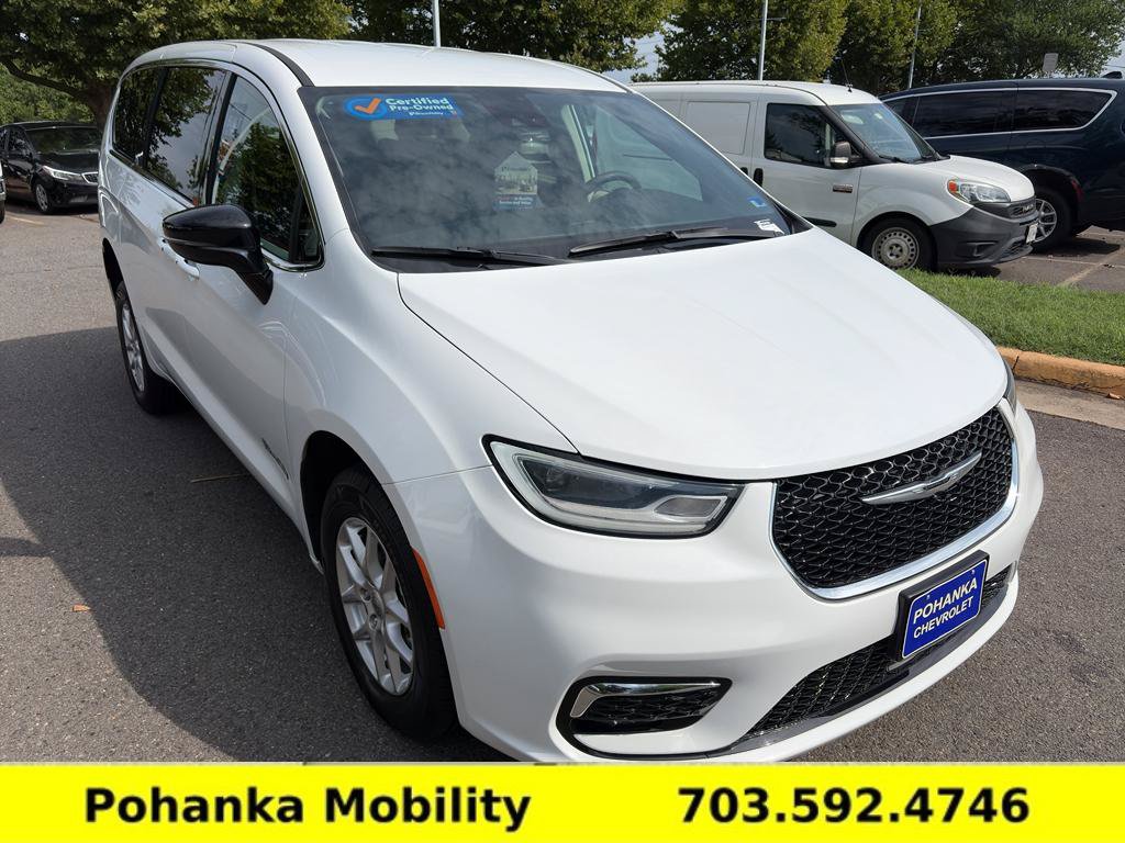 Used 2024 Chrysler Pacifica Touring-L FWD image 2