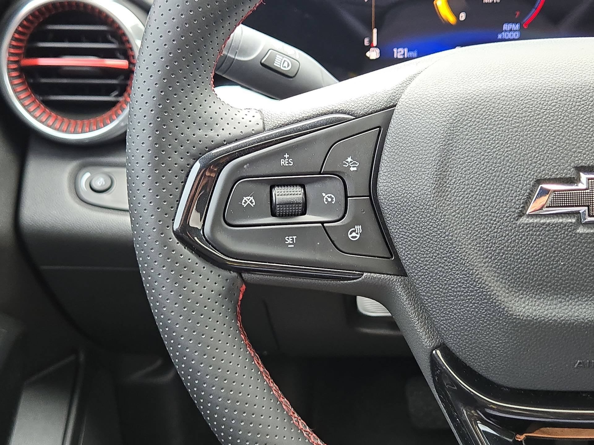 Used 2025 Chevrolet Trax RS w/ Sunroof Package FWD image 21