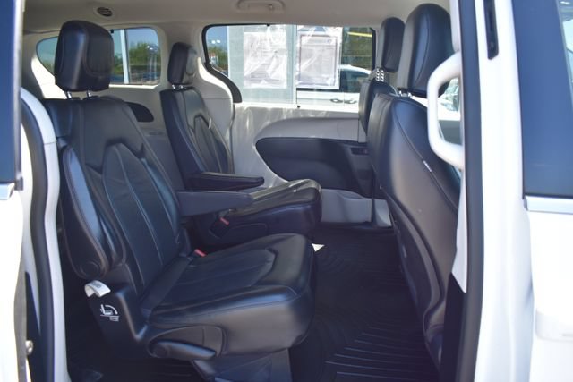 Used 2020 Chrysler Pacifica Touring-L FWD image 41