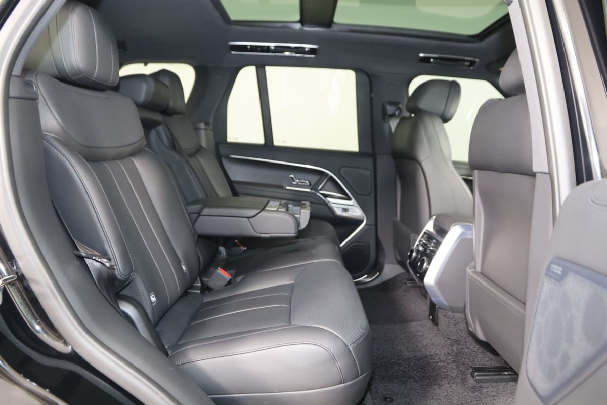 Used 2025 Land Rover Range Rover SE AWD/4WD image 16