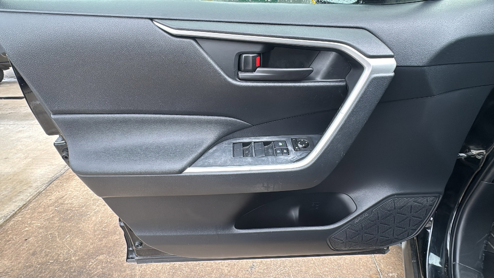 Used 2019 Toyota RAV4 LE FWD image 11