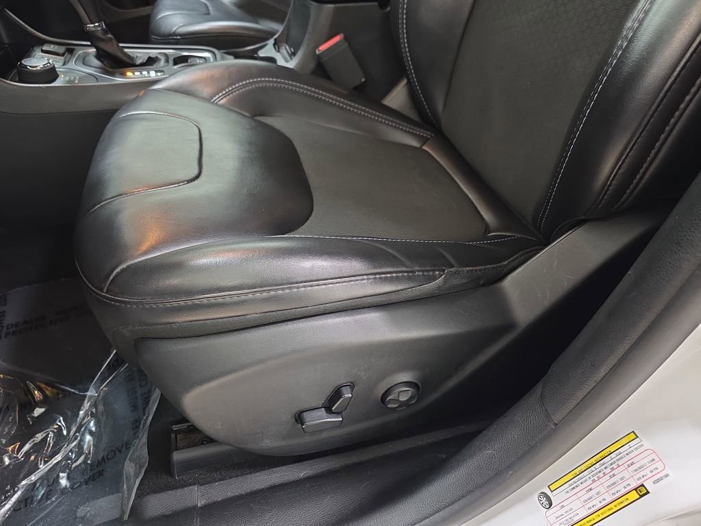 Used 2019 Jeep Cherokee Latitude Plus w/ Comfort/Convenience Group AWD/4WD image 29