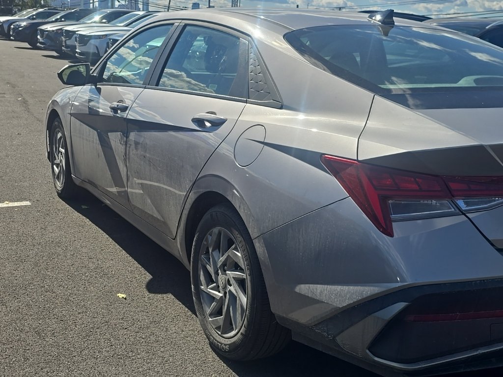 Used 2026 Hyundai Elantra Hybrid FWD image 4
