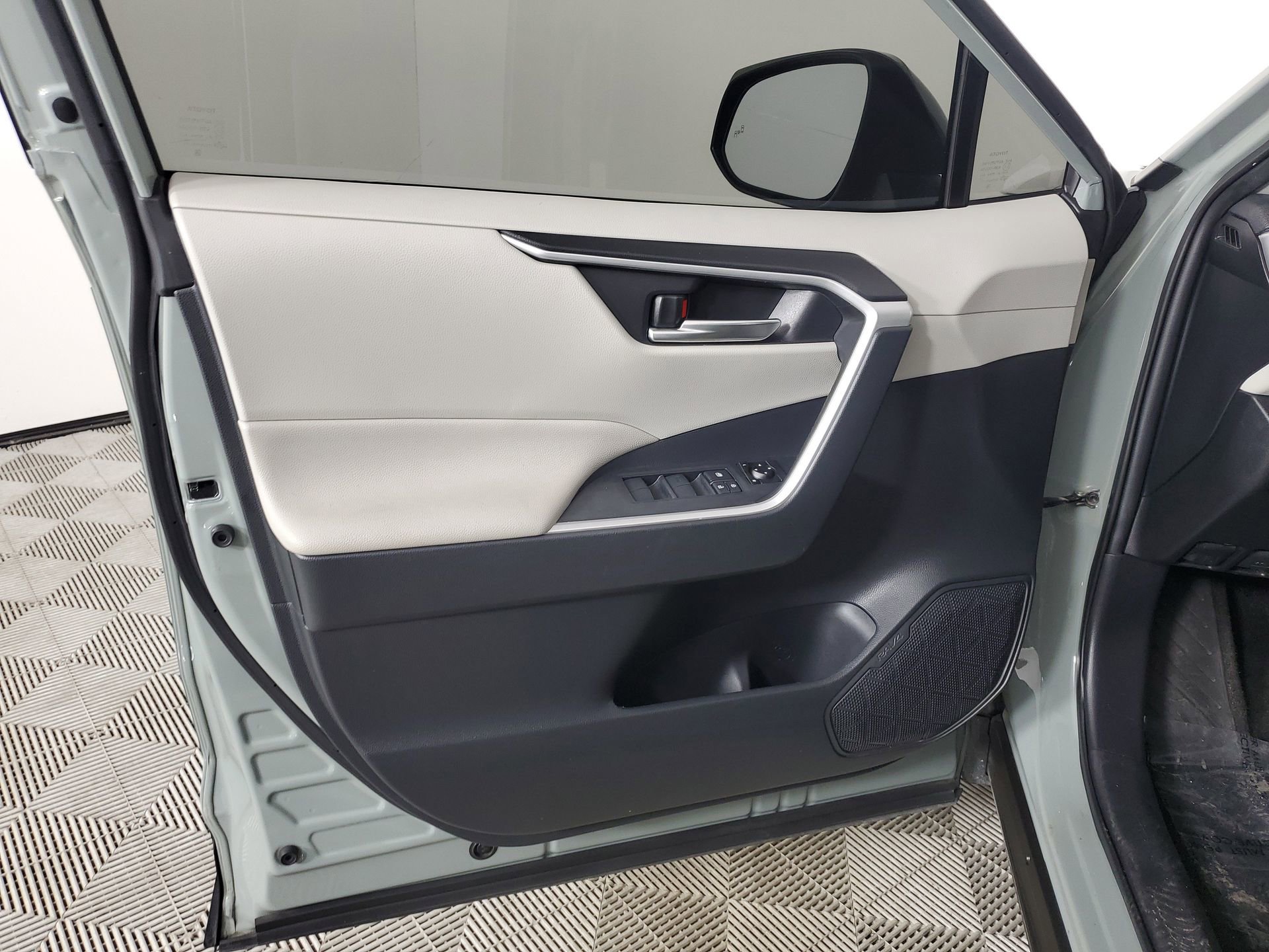 Used 2019 Toyota RAV4 XLE w/ Convenience Package image 23