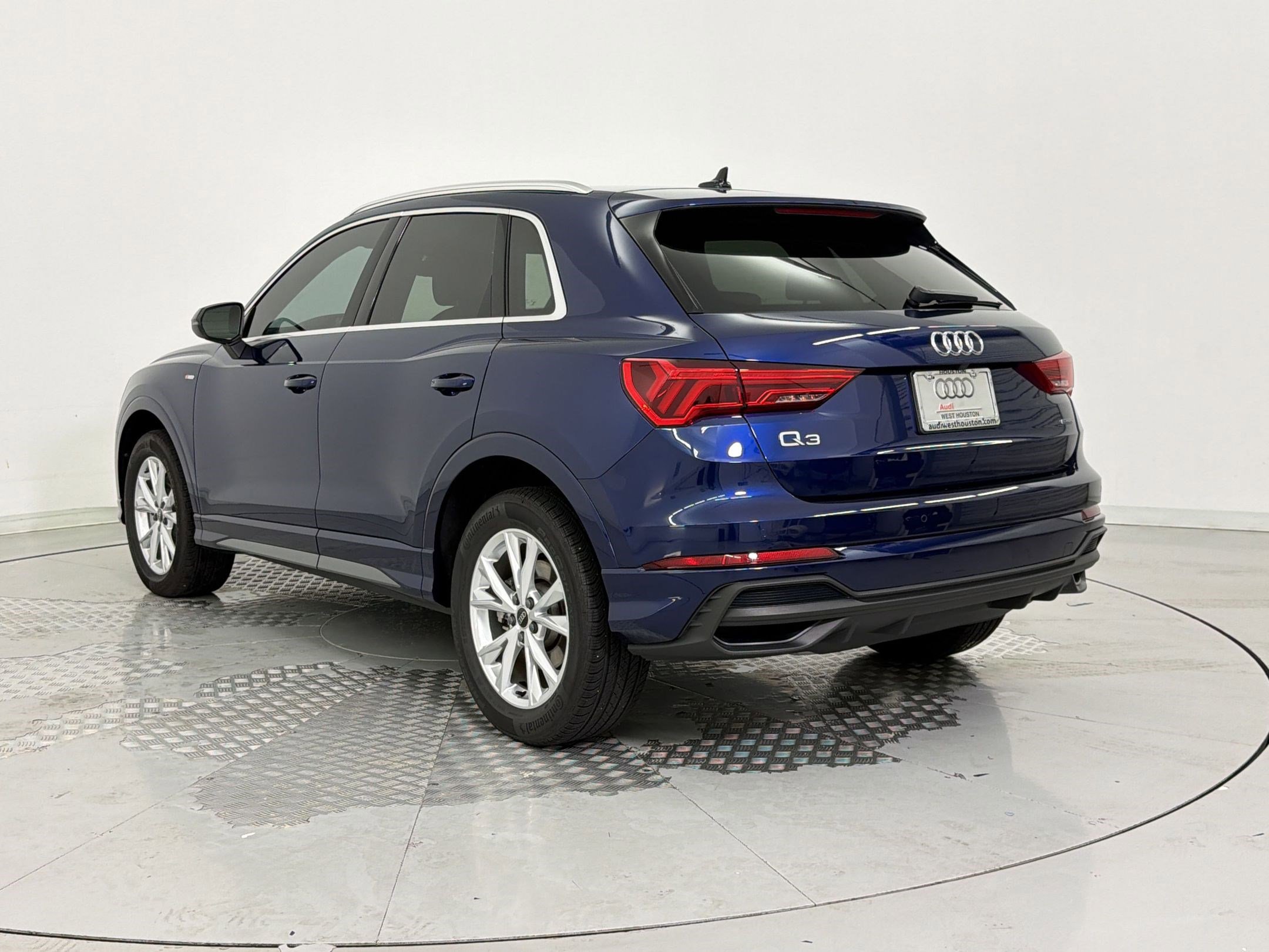 Certified 2025 Audi Q3 2.0T Premium w/ Convenience Package AWD/4WD image 3