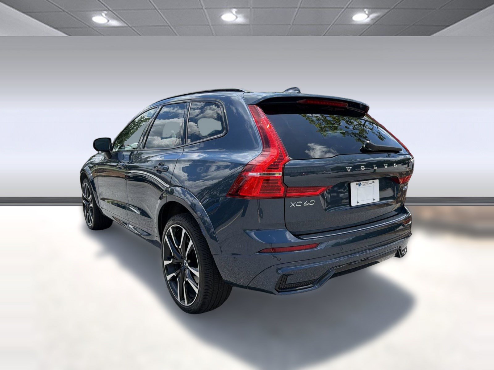 Certified 2024 Volvo XC60 B5 Ultimate w/ Protection Package Premier AWD/4WD image 3