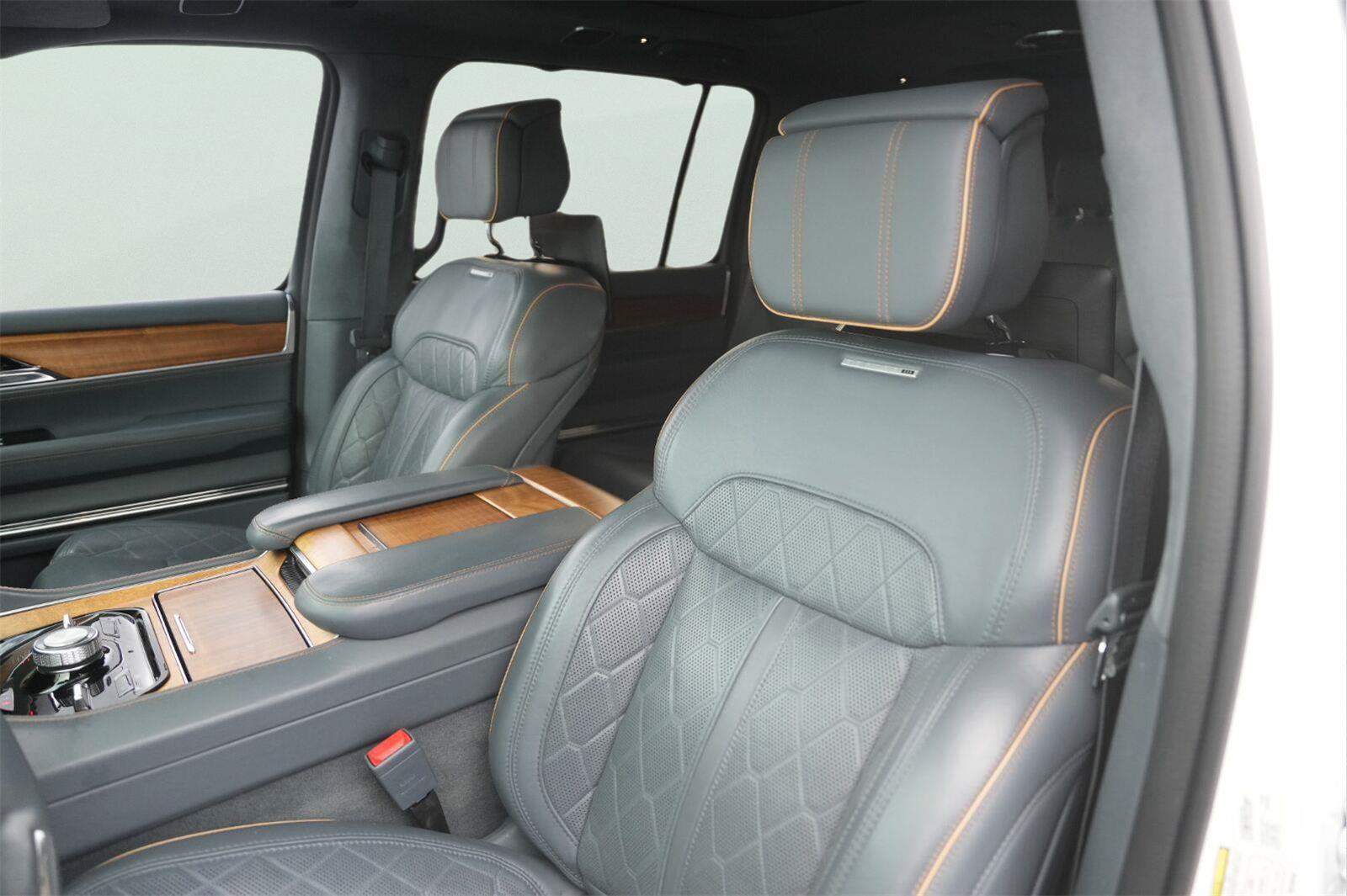 Used 2022 Jeep Grand Wagoneer Series III w/ Rear Seat Video Group 1 AWD/4WD image 10