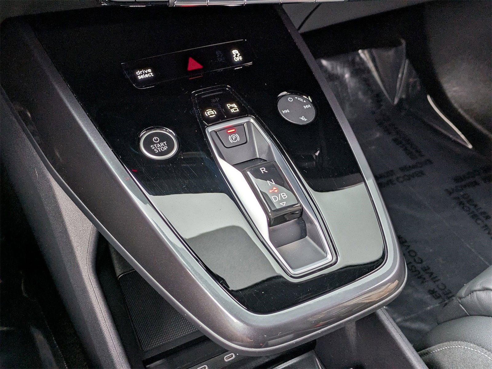 Used 2025 Audi Q4 e-tron Premium Plus w/ Premium Plus image 14