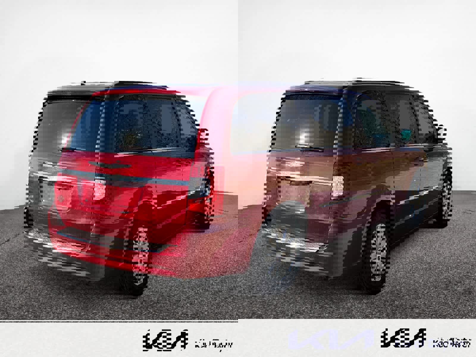 Used 2013 Chrysler Town & Country Touring image 5