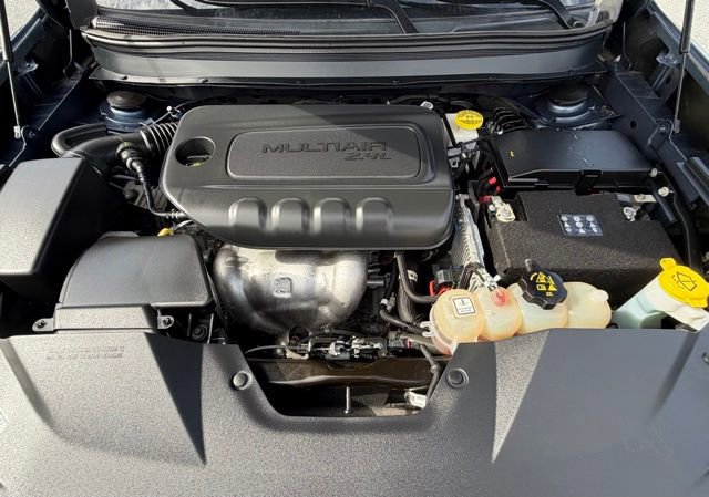 Used 2019 Jeep Cherokee Latitude Plus w/ Cold Weather Group AWD/4WD image 18