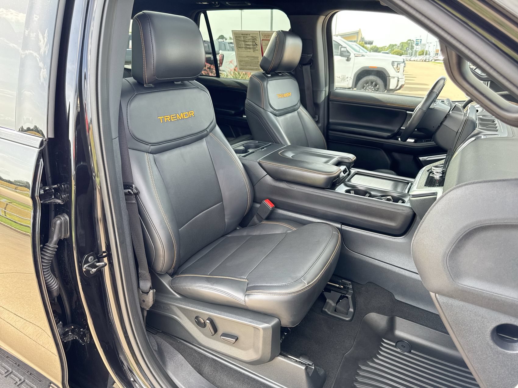 Used 2025 Ford Expedition Tremor AWD/4WD image 29