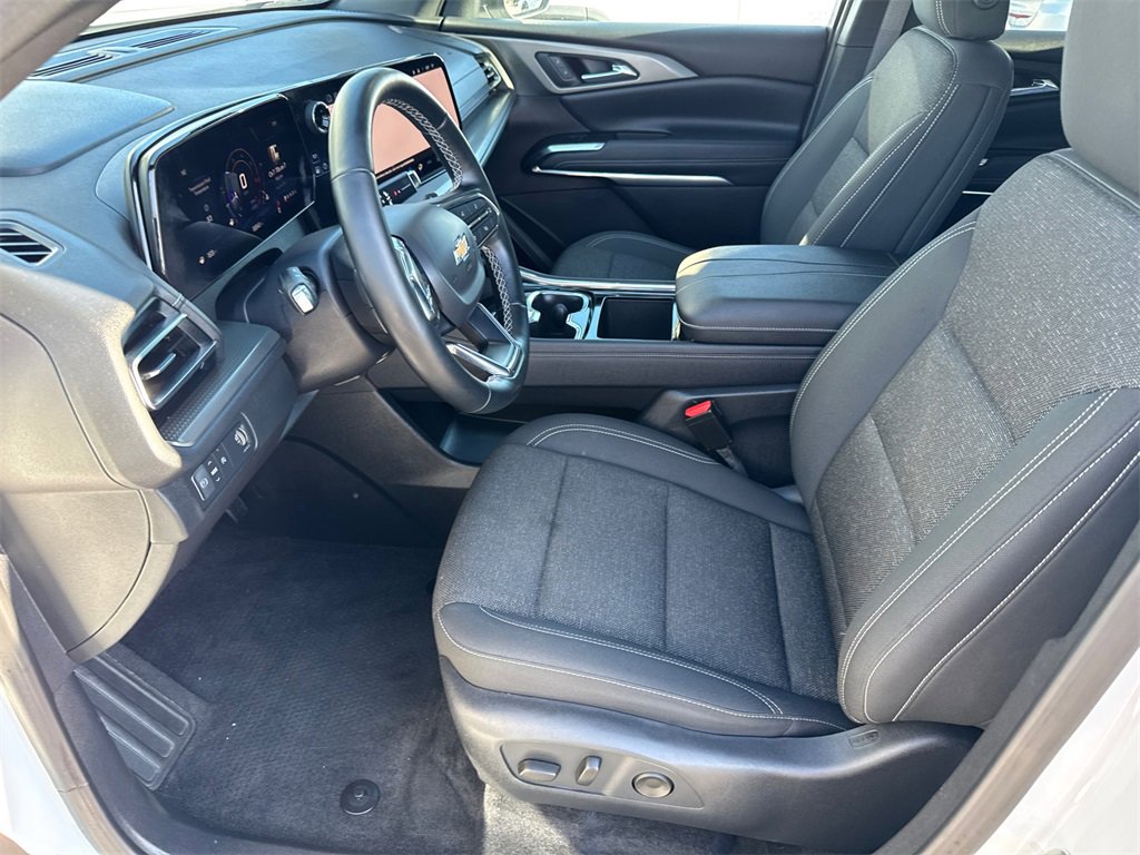 Used 2025 Chevrolet Traverse LT image 24