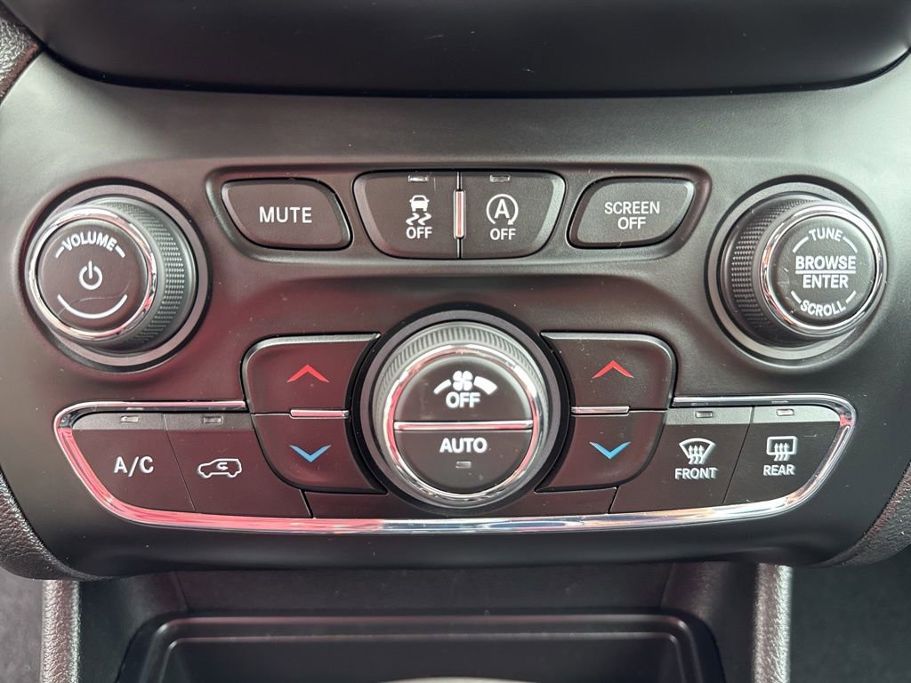 Used 2019 Jeep Cherokee Limited w/ Technology Group AWD/4WD image 40