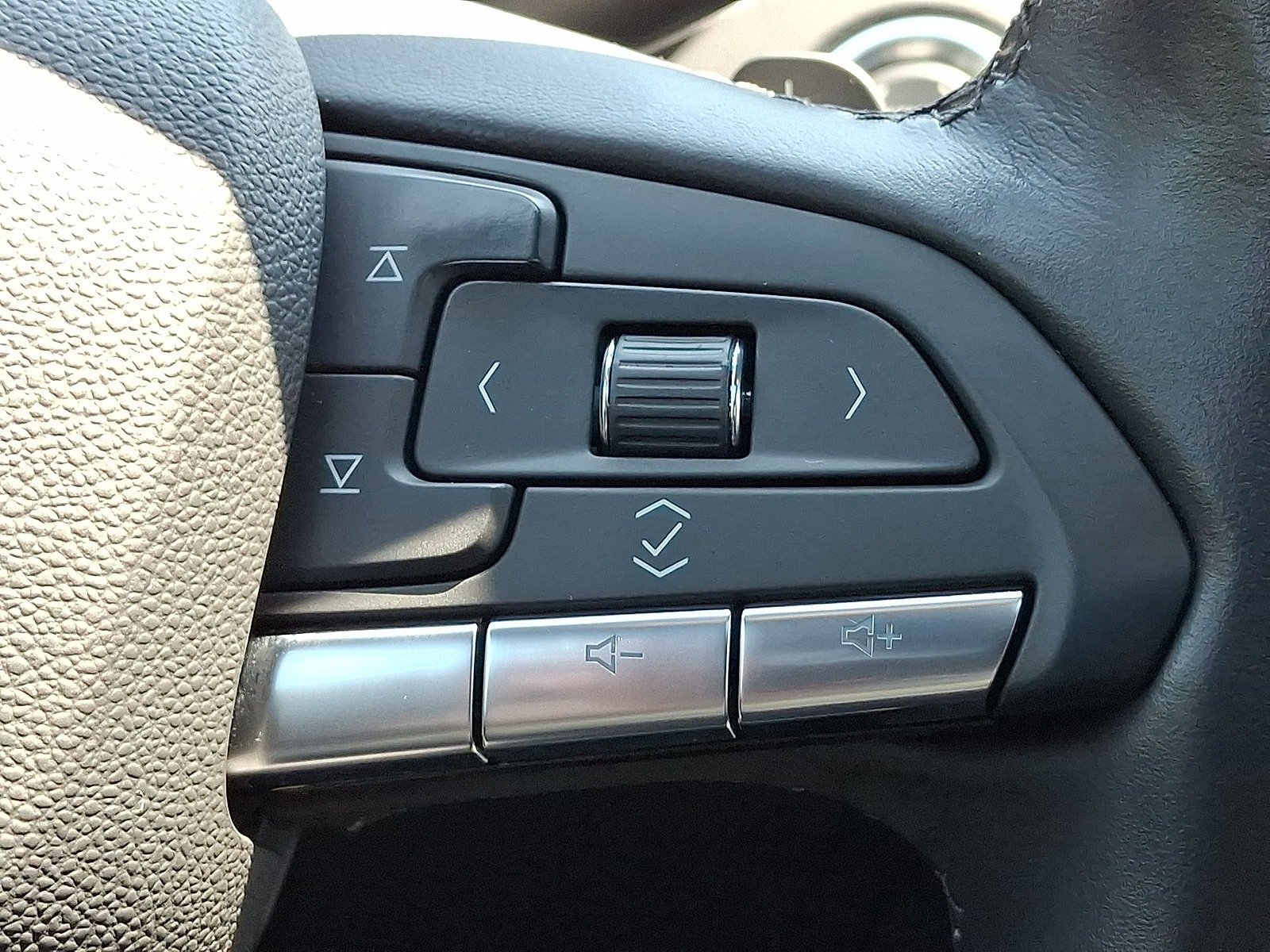 Used 2023 Cadillac XT4 Luxury w/ LPO, Onyx Lite Package AWD/4WD image 18