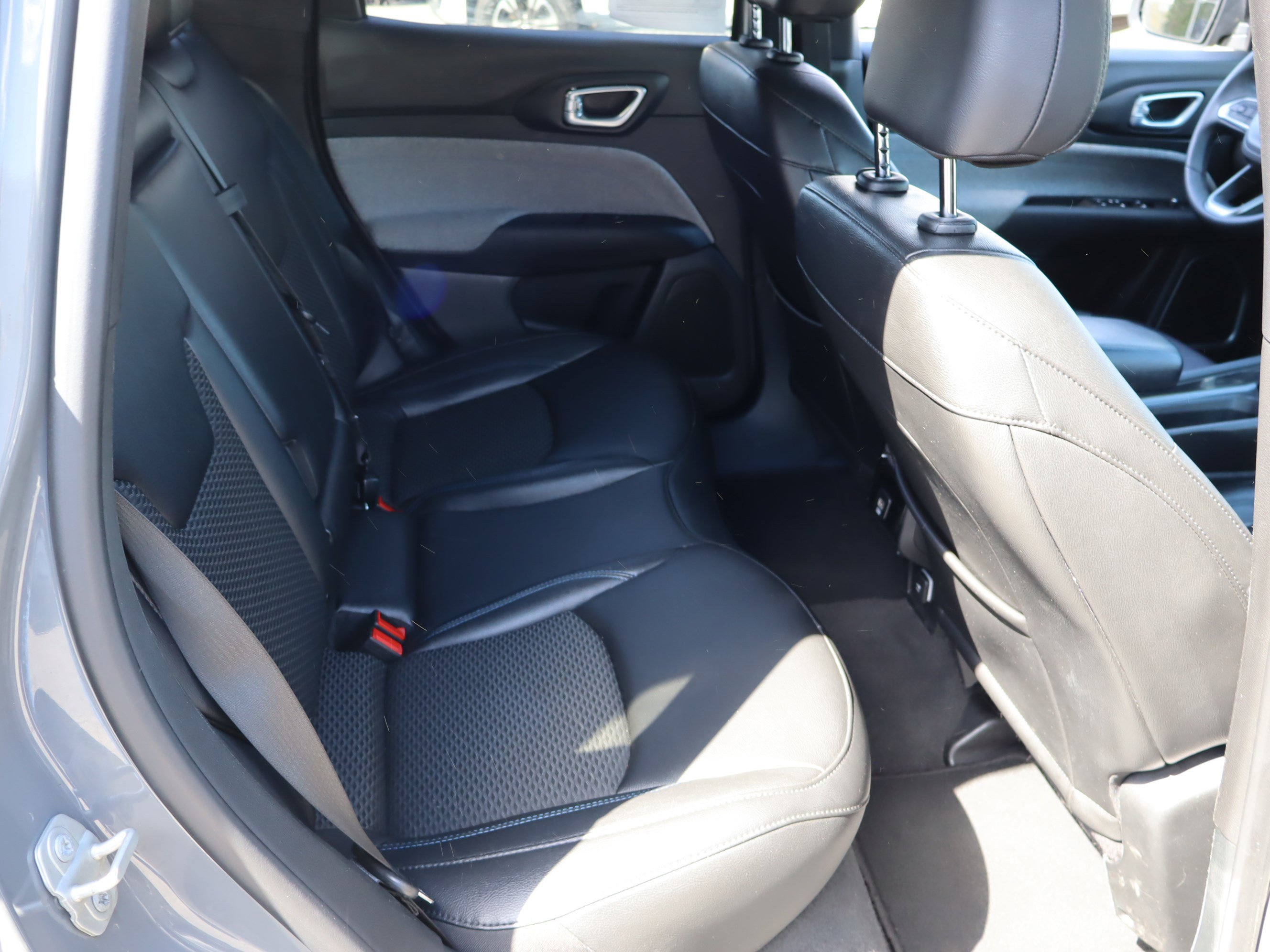 Used 2024 Jeep Compass Latitude image 34