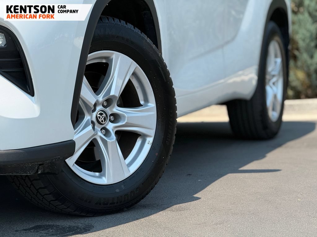 Used 2025 Toyota Highlander LE AWD/4WD image 2