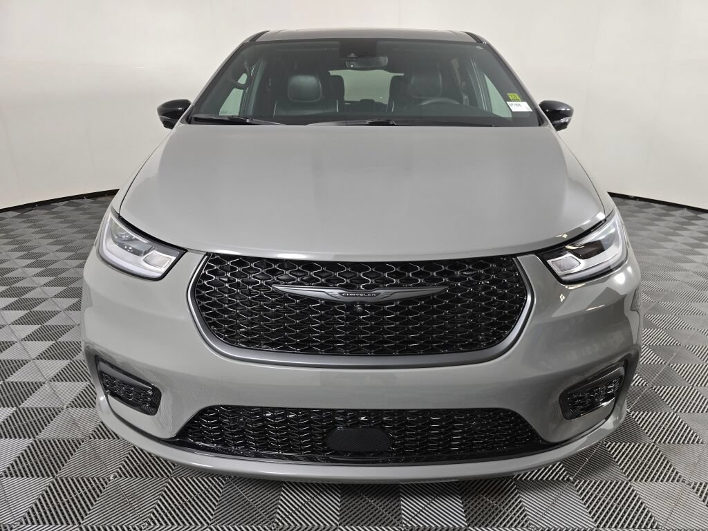 Used 2023 Chrysler Pacifica Limited w/ Uconnect Theater Family Group FWD image 8