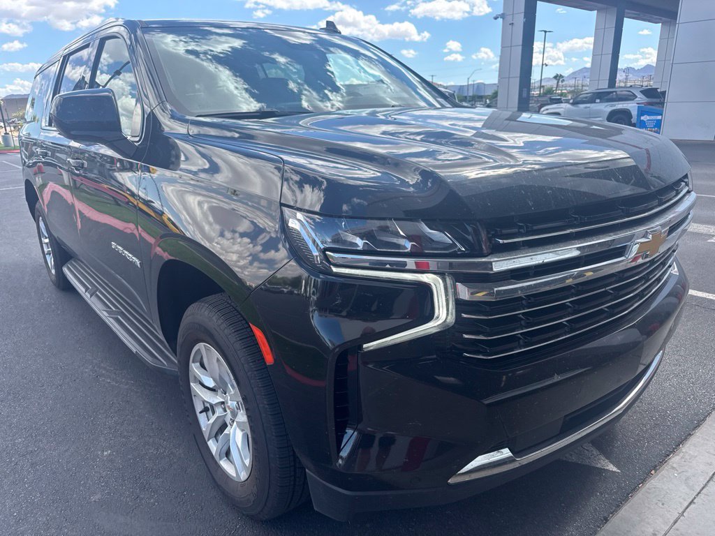 Used 2024 Chevrolet Suburban LT RWD image 2