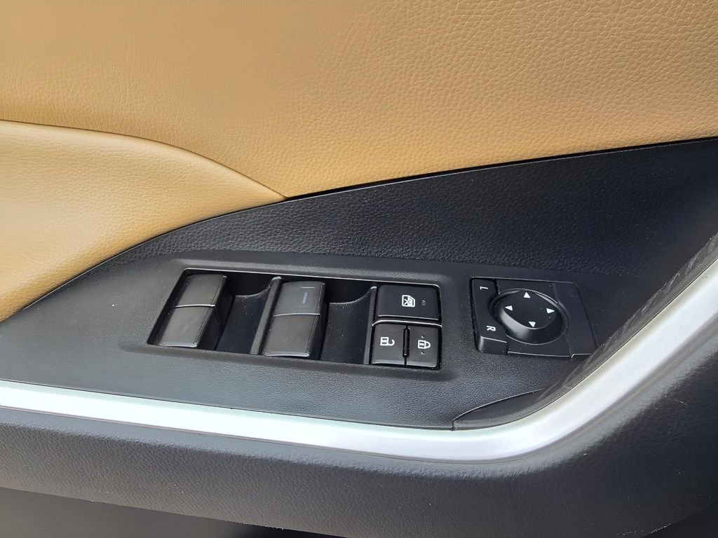 Used 2022 Toyota RAV4 LE AWD/4WD image 22