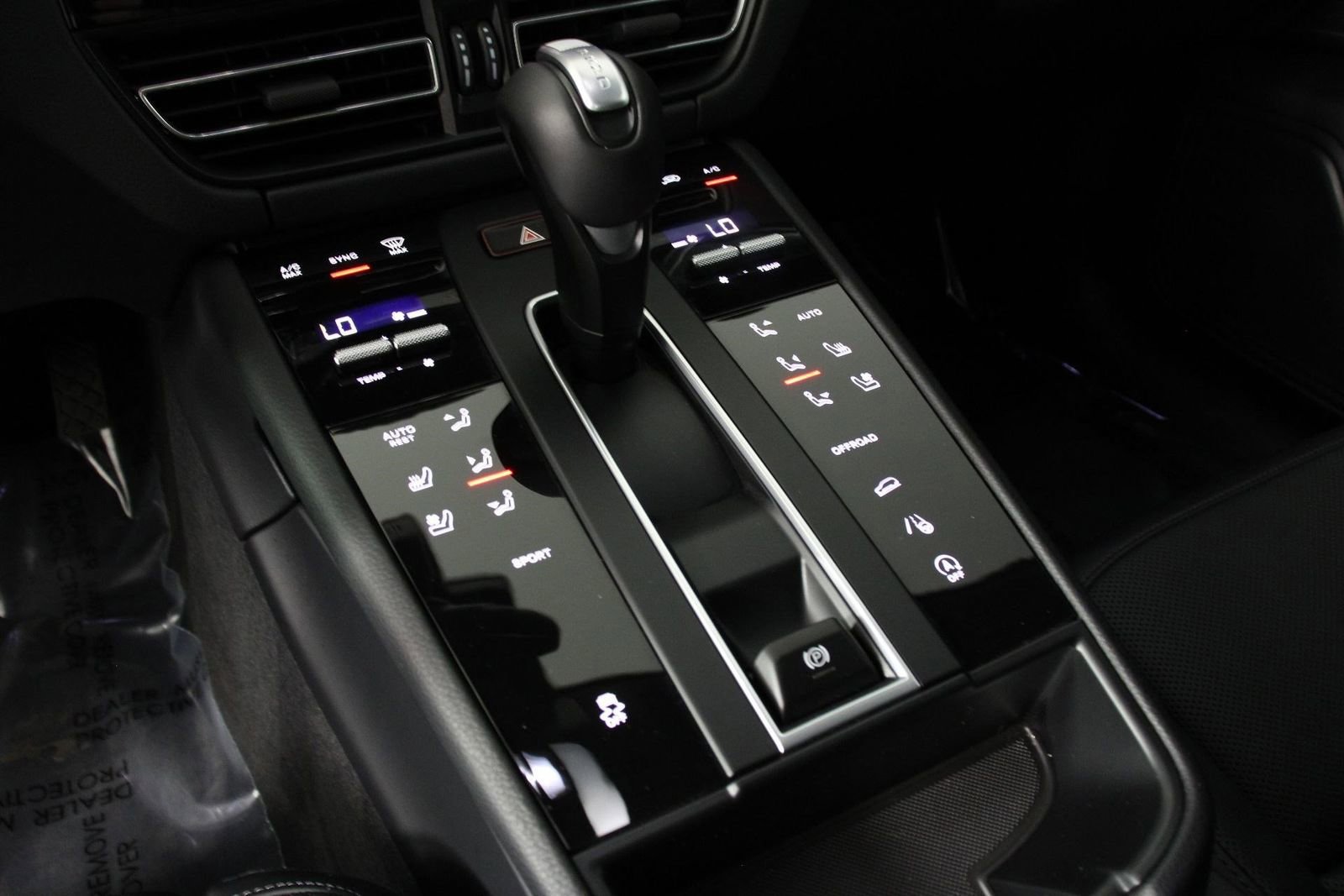 Certified 2025 Porsche Macan image 18