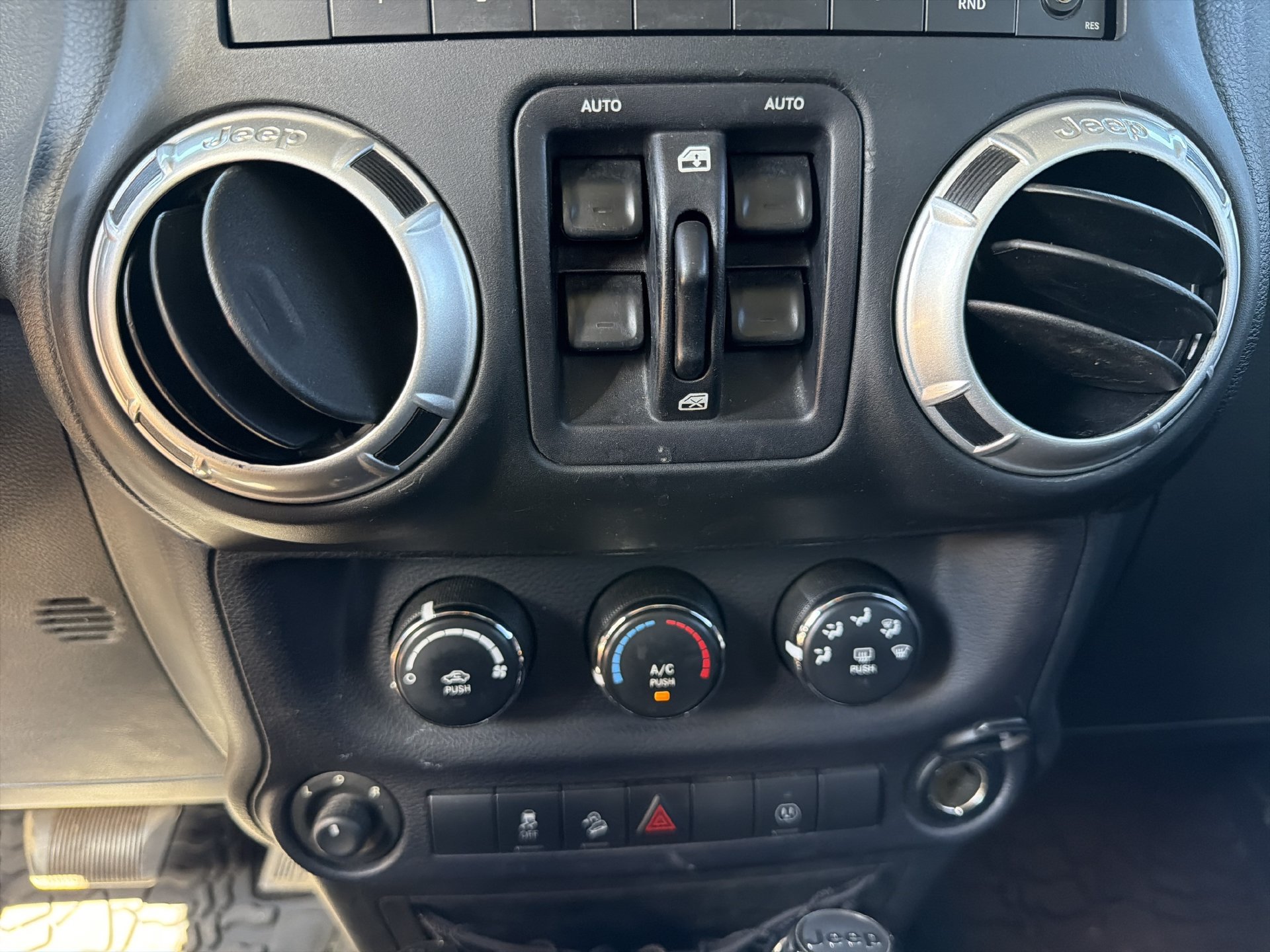 Used 2015 Jeep Wrangler Unlimited Sahara w/ Connectivity Group AWD/4WD image 4