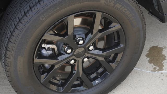 Used 2024 Jeep Grand Cherokee L Laredo AWD/4WD image 11