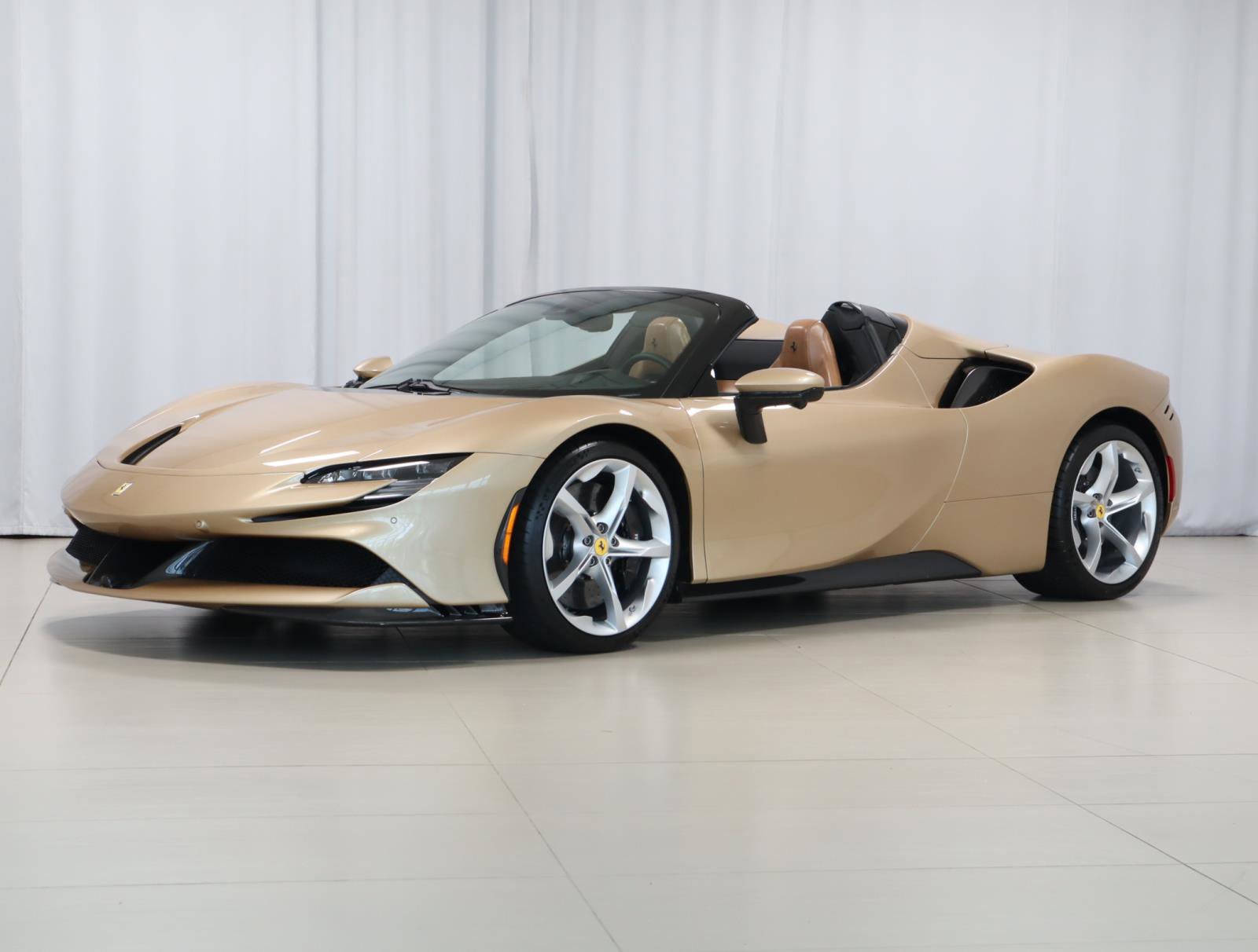 Used 2022 Ferrari SF90 Spider image 3